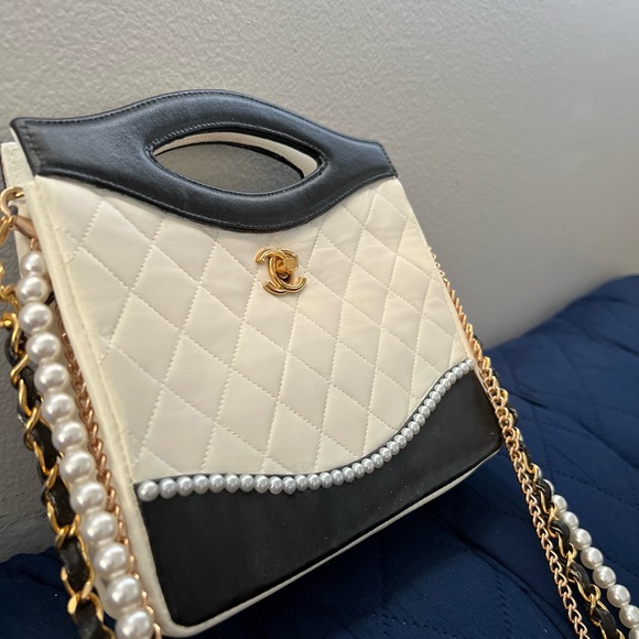 Up for Trade🔥🔥🔥RARE 🔥 Chanel Mini Tote Pearl Crossbody Bag - Picture 4 of 14